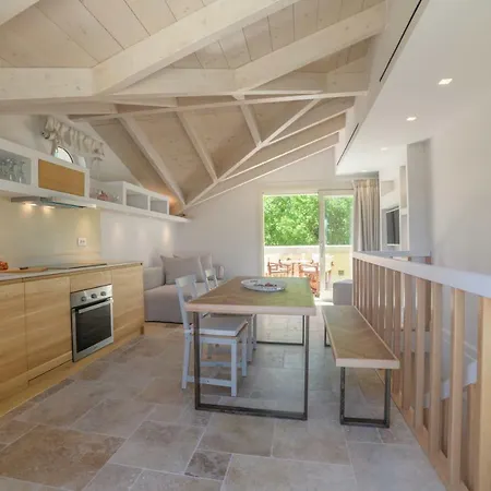 Carpofoli Corfu Daire *